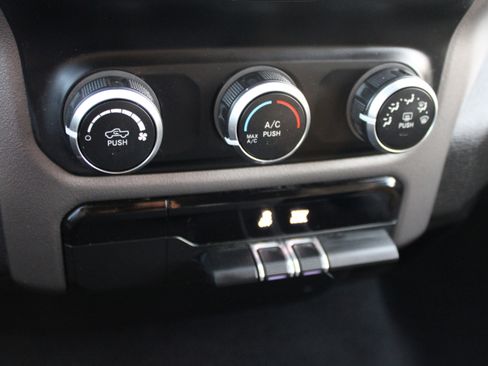 Used 2019 RAM 1500 Big Horn image 32