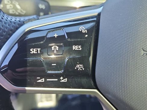 Used 2023 Volkswagen Tiguan SE R-Line image 13