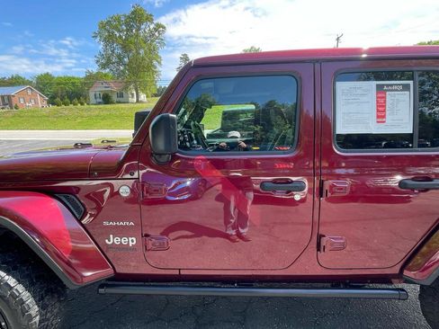 Used 2022 Jeep Wrangler Unlimited Sahara w/ LED Lighting Group AWD/4WD image 3