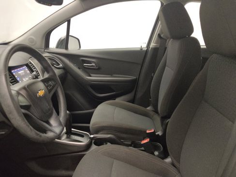 Used 2021 Chevrolet Trax LS AWD/4WD image 17