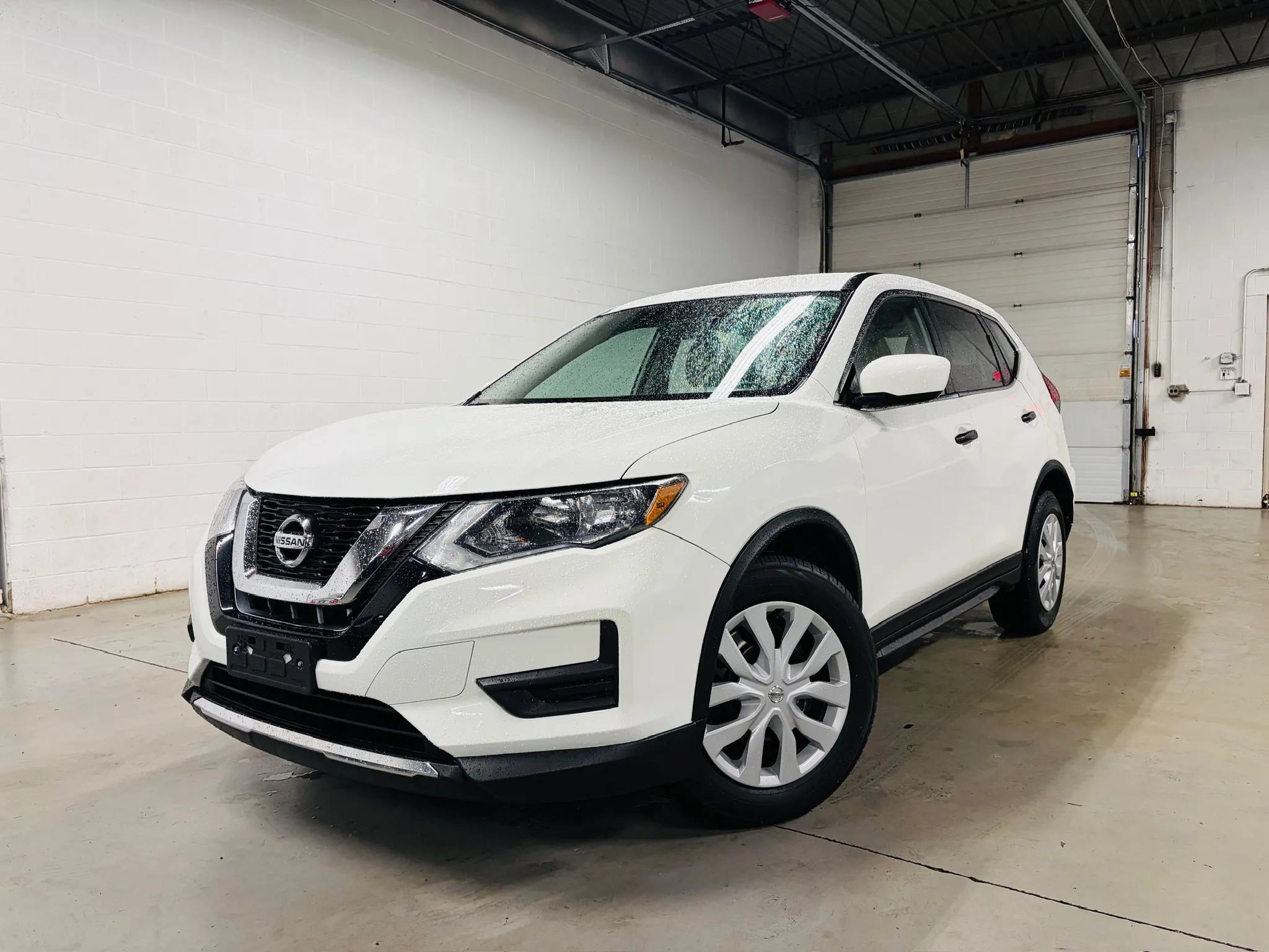 Used 2017 Nissan Rogue S FWD image 1