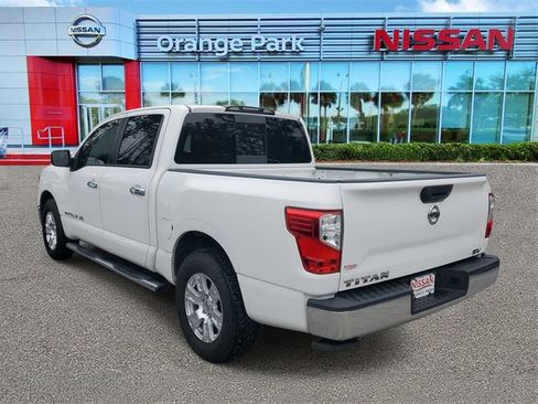 Used 2019 Nissan Titan SV image 3