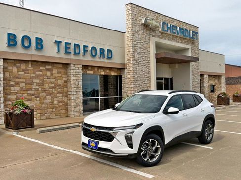New 2026 Chevrolet Trax LT w/ LT Convenience Package FWD image 1
