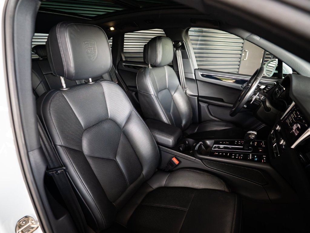 Certified 2023 Porsche Macan AWD/4WD image 29