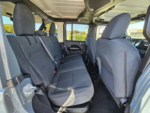 Used 2025 Jeep Wrangler Unlimited Sahara AWD/4WD image 34