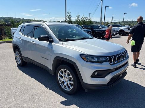 Used 2024 Jeep Compass Latitude w/ Sun and Sound Group AWD/4WD image 2