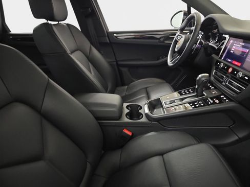 Used 2025 Porsche Macan AWD/4WD image 10