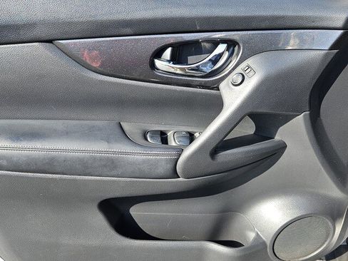 Used 2017 Nissan Rogue SV FWD image 13
