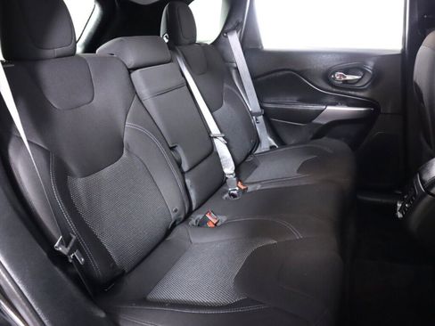 Used 2019 Jeep Cherokee Latitude w/ Cold Weather Group AWD/4WD image 38