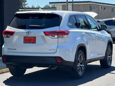 Used 2019 Toyota Highlander Plus AWD/4WD image 5