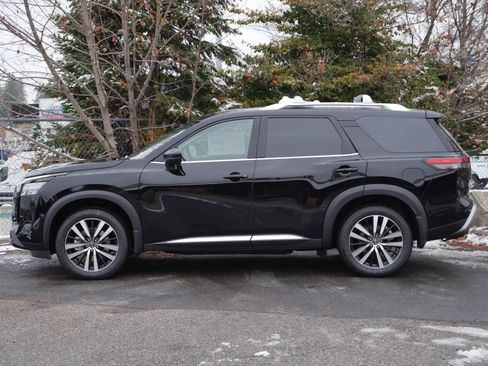 Certified 2025 Nissan Pathfinder Platinum w/ Cargo Package AWD/4WD image 19