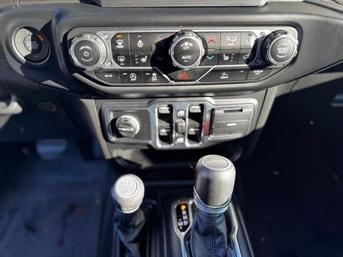 Used 2023 Jeep Gladiator Sport S image 17