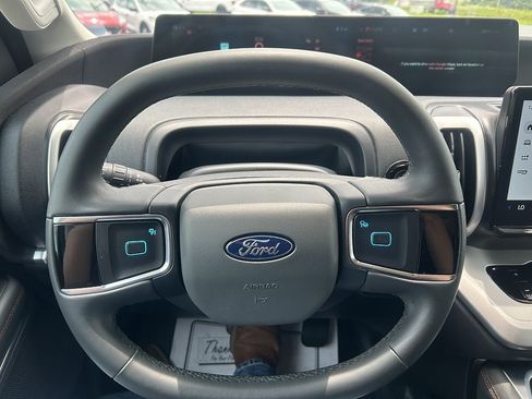 Used 2025 Ford Expedition Active AWD/4WD image 15