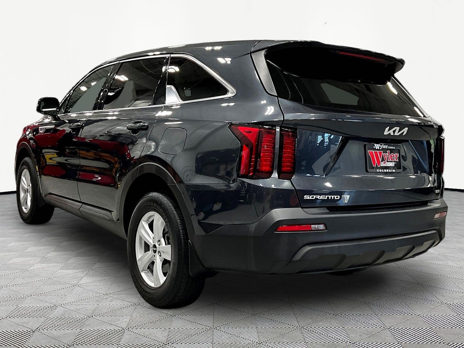 Used 2023 Kia Sorento LX AWD/4WD image 4