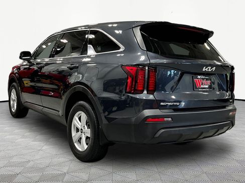 Used 2023 Kia Sorento LX AWD/4WD image 4