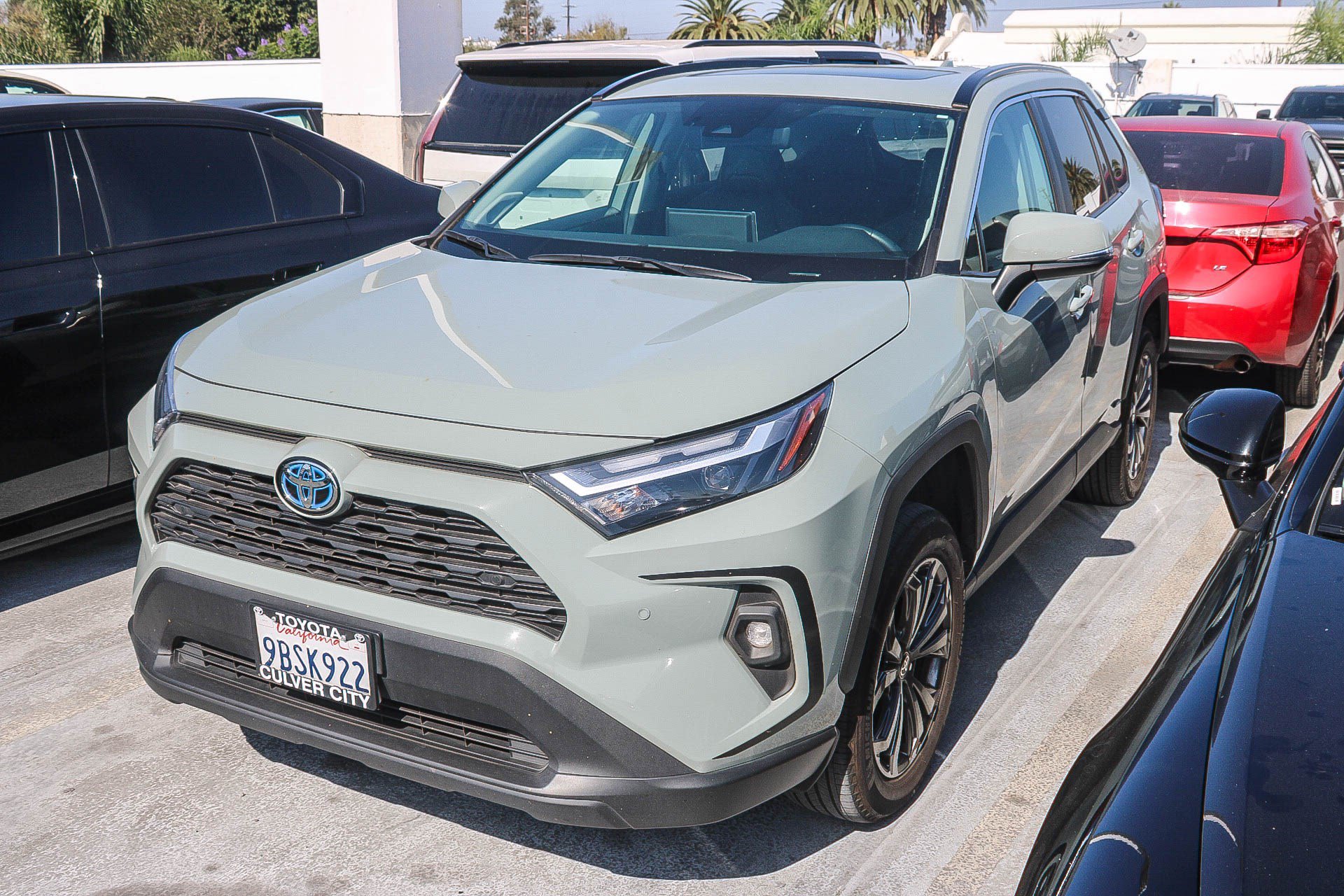 Used 2022 Toyota RAV4 XLE Premium AWD/4WD image 5