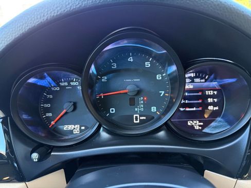 Used 2018 Porsche Macan AWD/4WD image 17