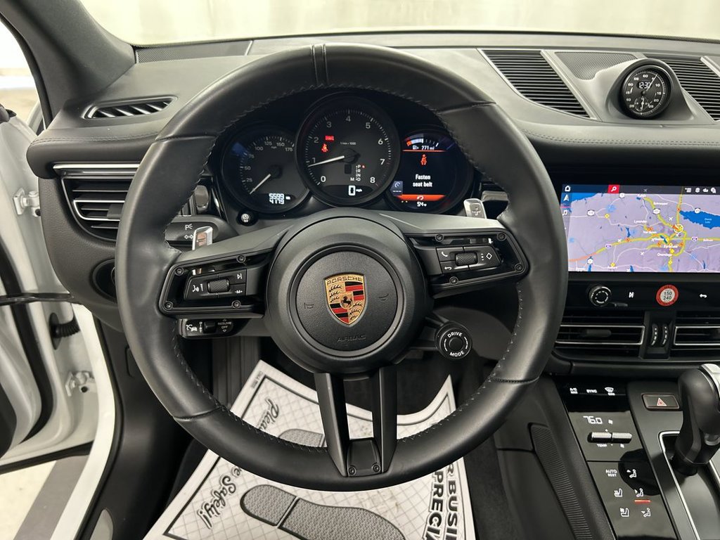 Certified 2026 Porsche Macan AWD/4WD image 4