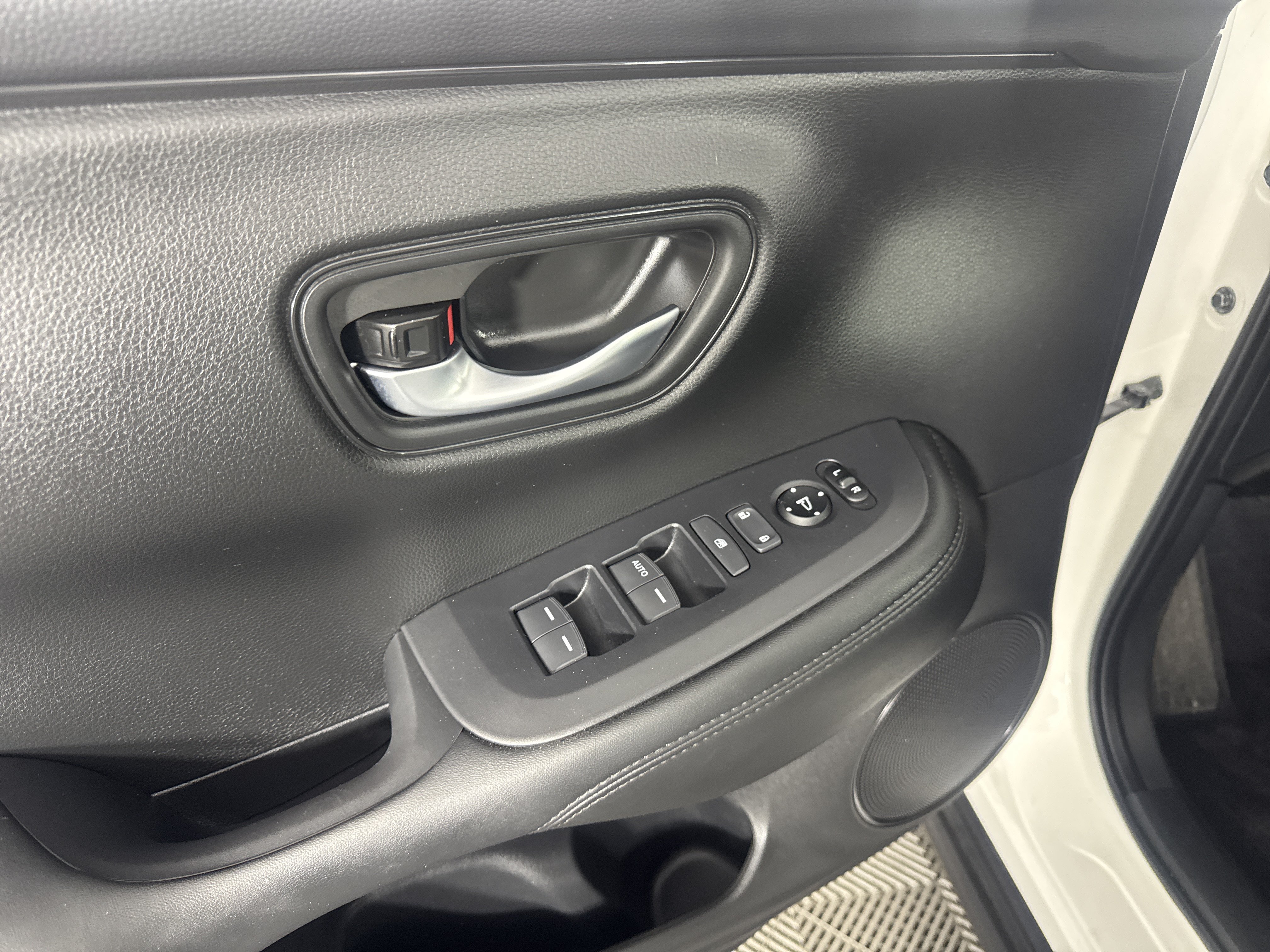 Certified 2026 Honda HR-V LX image 28
