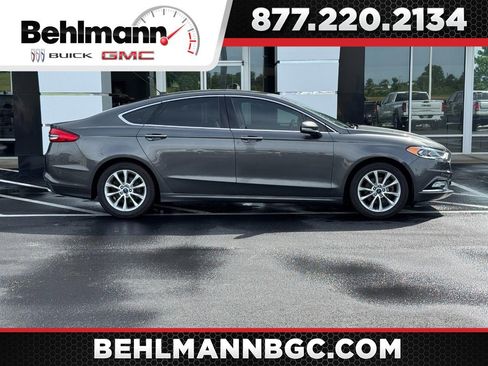 Used 2017 Ford Fusion SE FWD image 1