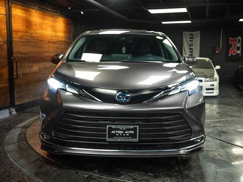 Used 2023 Toyota Sienna XLE FWD image 4