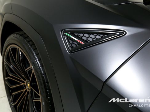 Used 2025 Lamborghini Urus SE AWD/4WD image 44