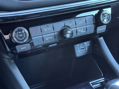 New 2026 Jeep Compass Latitude image 22