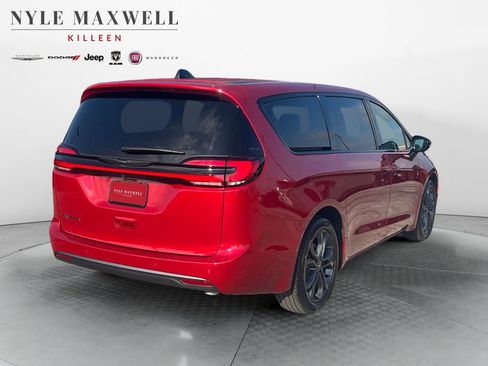 New 2026 Chrysler Pacifica Select FWD image 16