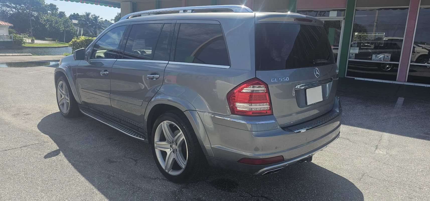 Used 2011 Mercedes-Benz GL 550 4MATIC image 3