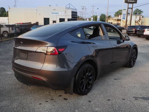 Used 2022 Tesla Model Y Long Range AWD/4WD image 7