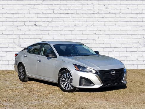 Used 2024 Nissan Altima 2.5 SV image 1