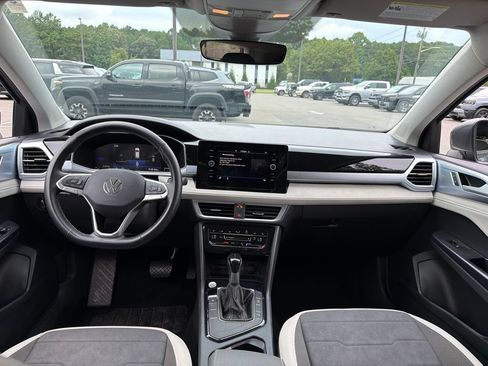 Used 2025 Volkswagen Taos SE FWD image 8
