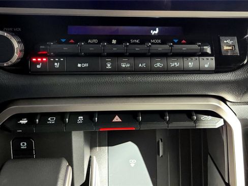 Used 2025 Toyota Tundra Limited image 37