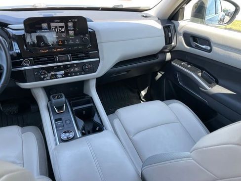 Used 2023 Nissan Pathfinder SL AWD/4WD image 11