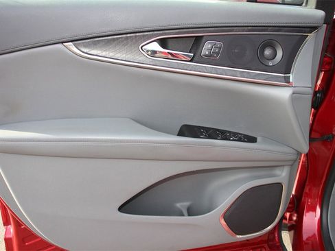 Used 2020 Lincoln Nautilus Reserve w/ Equipment Group 201A image 17