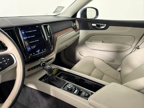 Used 2021 Volvo XC60 T5 Momentum w/ Climate Package image 21