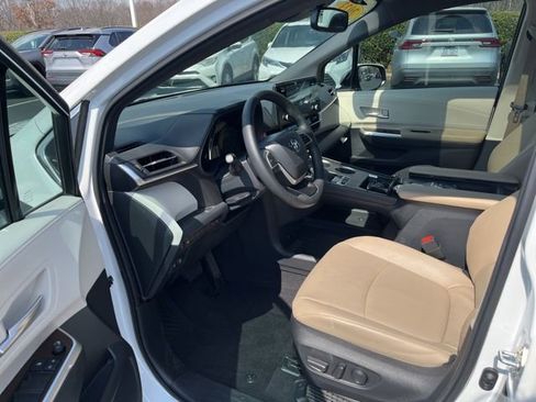 Used 2023 Toyota Sienna XLE image 14