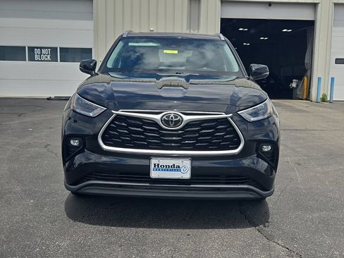 Used 2021 Toyota Highlander XLE AWD/4WD image 2