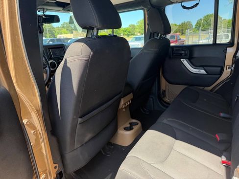 Used 2015 Jeep Wrangler Unlimited Sahara w/ Connectivity Group AWD/4WD image 11