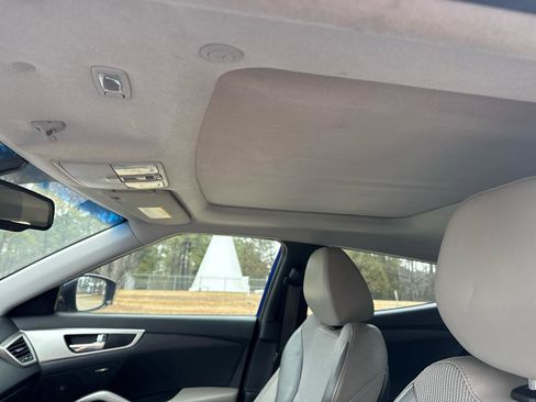 Used 2012 Hyundai Veloster w/ Style Pkg image 12