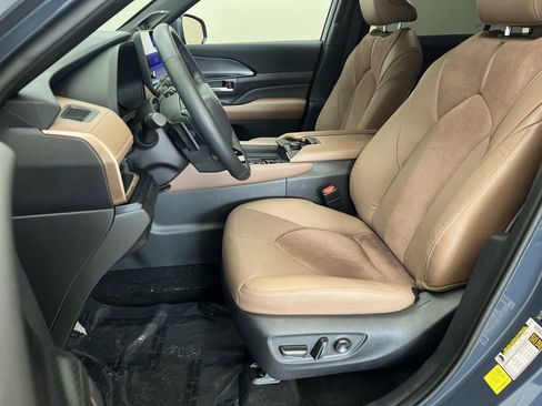 Used 2025 Toyota Grand Highlander AWD Hybrid image 12