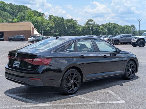 Used 2025 Volkswagen Jetta SE w/ Sunroof Package FWD image 9