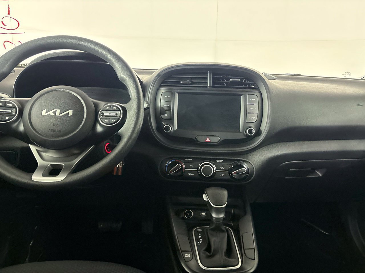 Used 2025 Kia Soul LX w/ LX Technology Package FWD image 24