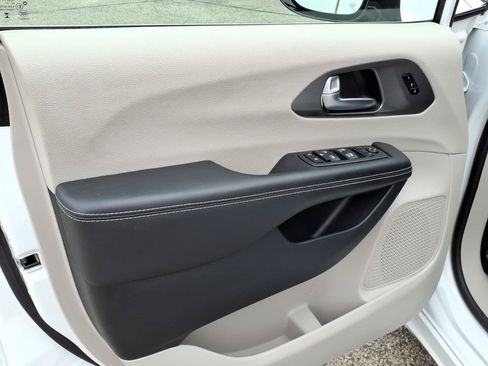 Used 2024 Chrysler Pacifica Touring-L FWD image 9