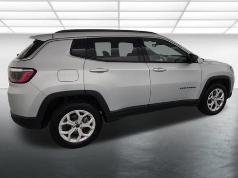 Used 2024 Jeep Compass Latitude AWD/4WD image 8