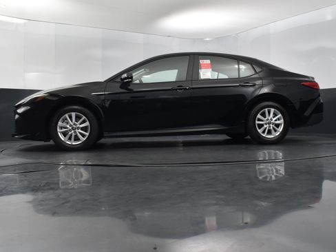 Used 2025 Toyota Camry LE image 36