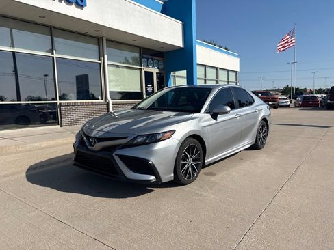 Used 2021 Toyota Camry SE w/ Convenience Package FWD image 1