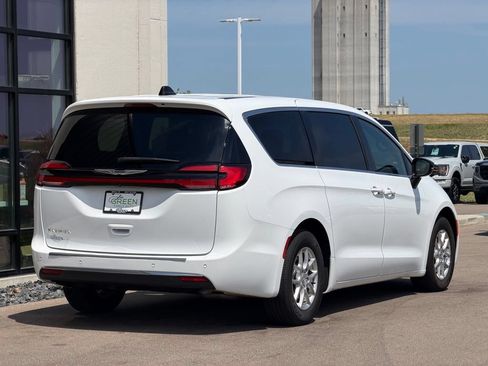 Used 2025 Chrysler Pacifica Select FWD image 5