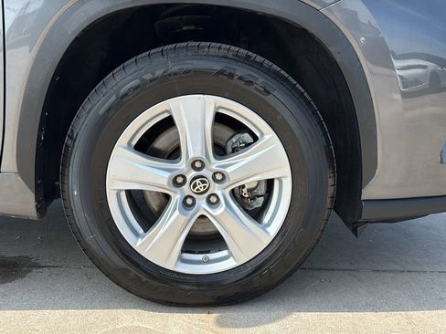 Used 2024 Toyota Highlander LE FWD image 34