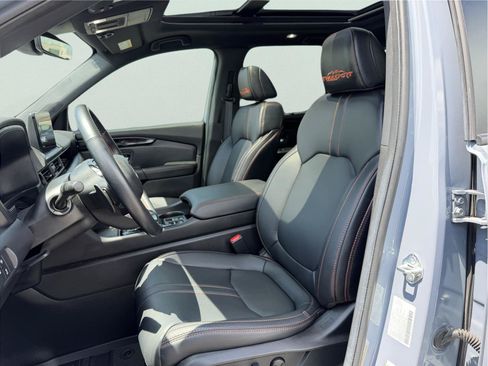 Used 2025 Honda Pilot TrailSport image 14
